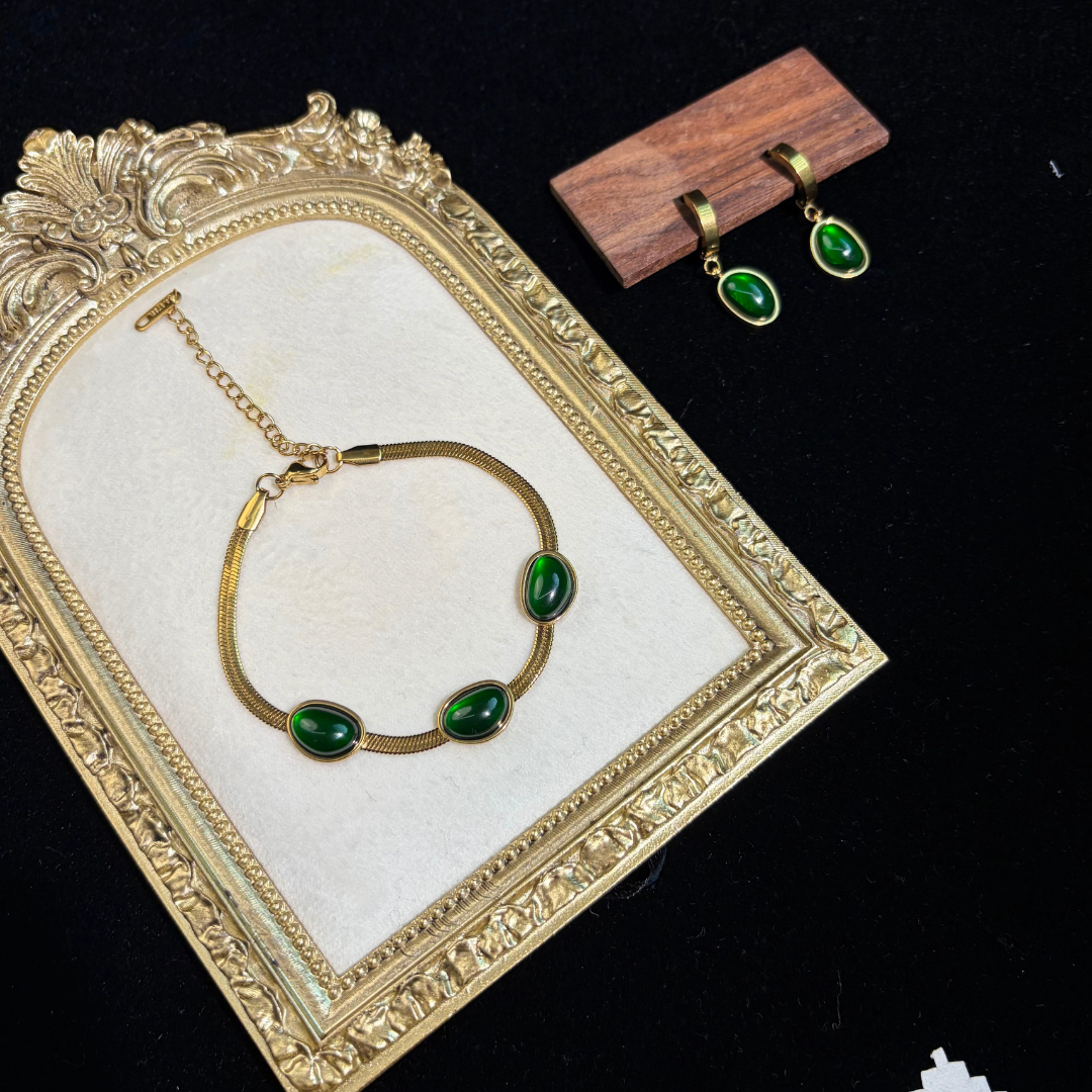 Vintage Emerald Green Oval Stone Gold Snake Chain Necklace / Earrings / Bracelet